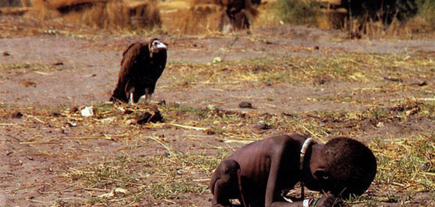LEŠINAR SE PRIKRADA DJETETU, SUDAN 1993. Fotografija zbog koje je fotograf izvršio samoubojstvo