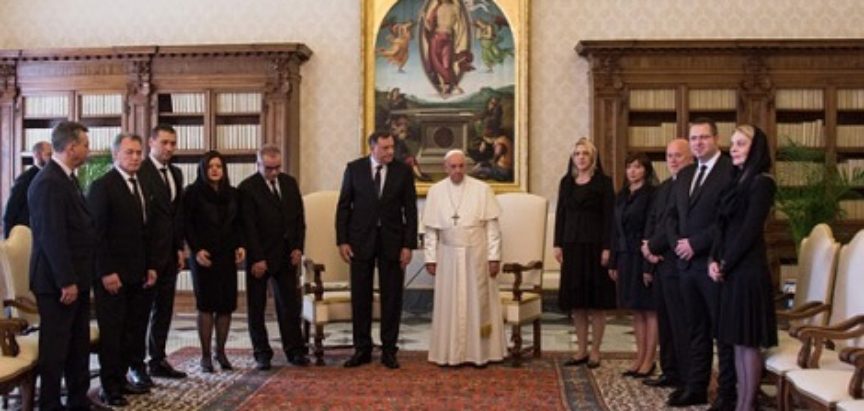 POLITIČKI MARKETING I PRIVATNO/SLUŽBENI POSJET Dodik i Cvijanović kod pape Franje “Vatikan prate svi, važno je poslati sliku”