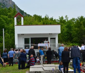 Foto/video: Na Banj brdu, Gračac, blagoslovljena nova kapelica i mrtvačnica