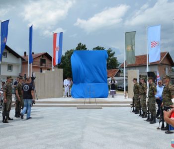 Foto: Na Uzdolu blagoslovljen spomenik braniteljima Uzdola i Rame