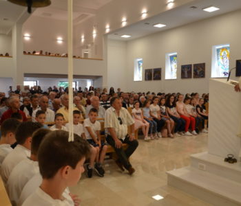Foto: Na Gračacu proslavljen patron župe Sv. Ante