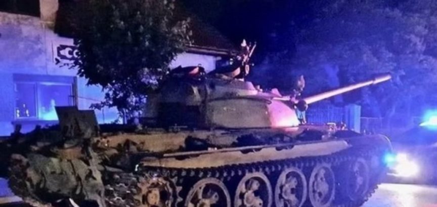 Pijani muškarac u tenku vozio ulicama malog poljskog grada. Policajci otkrili da ima dozvolu