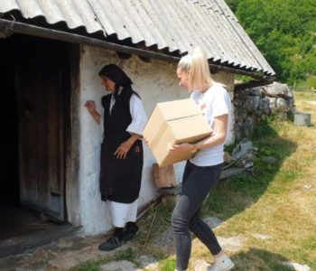 Foto: Crveni križ Prozor-Rama podijelio pakete pomoći potrebnima