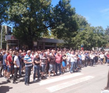 U Mostaru pred zgradom HDZ-a prosvjedi radnika Aluminija koji su uzvikivali: ”Dragane, lopove!”