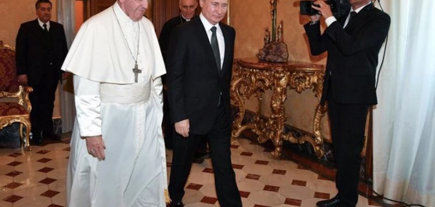 Papa Franjo sastao se s Putinom