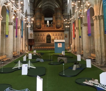 Anglikanska katedrala pretvorena u igralište za golf
