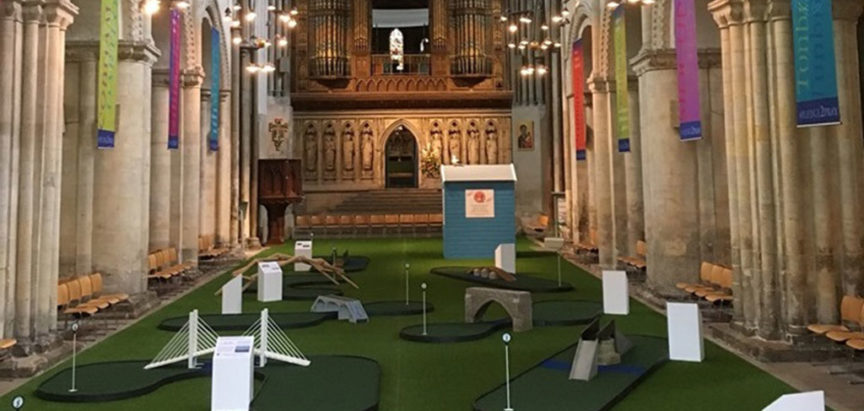 Anglikanska katedrala pretvorena u igralište za golf