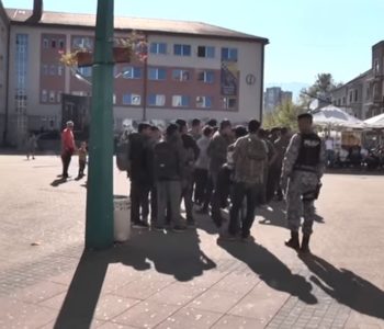 Pogledajte kako policija okuplja migrante u Bihaću i odvodi ih u kamp Vučjak