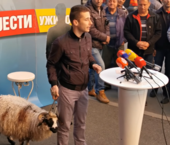 VIDEO: Banjalučki političar doveo janje ispred RTRS-a