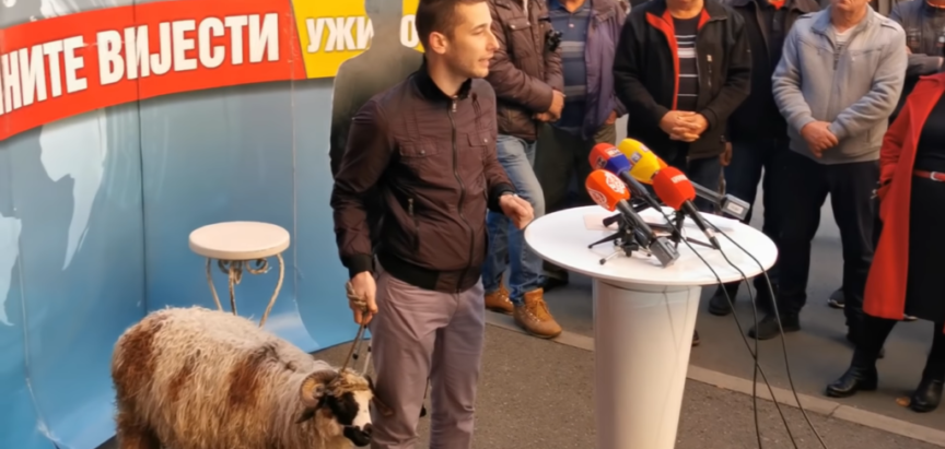 VIDEO: Banjalučki političar doveo janje ispred RTRS-a