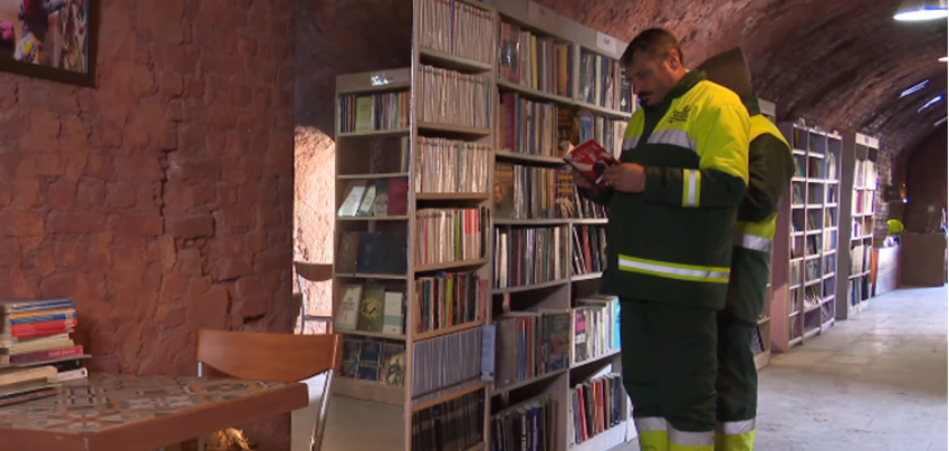 Smetlari skupljali odbačene knjige s otpada i napravili vlastitu knjižnicu