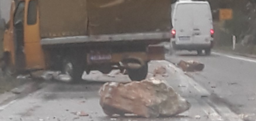 Kamen se odronio i pao na kamion kod Mostara, vozač ozlijeđen