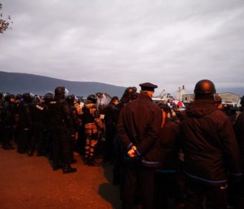 Drama u Mostaru jutros: Policija deblokirala ‘Uborak’, mještani se vezali lancima