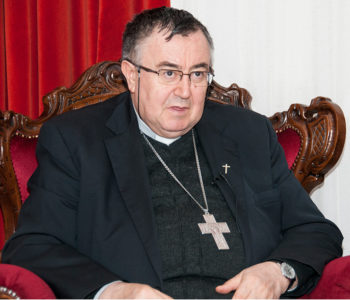 Kardinal Puljić na obljetnicu posjećuje Srebrenicu