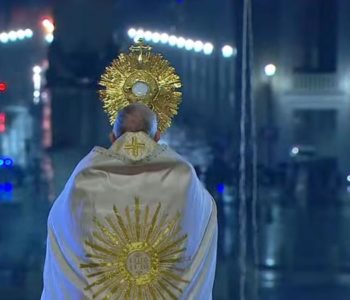 Papa Franjo na praznom Trgu sv. Petra uputio blagoslov ‘Urbi et Orbi’: Oprostio grijehe svima pogođenima koronavriusom