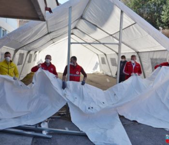 Foto: Postavljen novi veliki šator ispred Doma zdravlja “Rama”