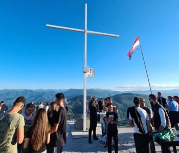 Foto: Gmićani postavili križ i spomen ploču na Makljenu