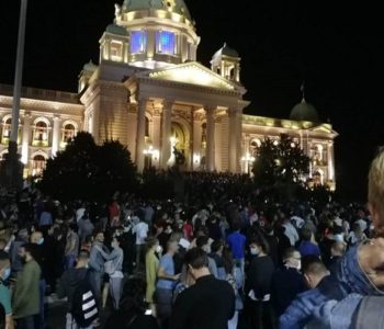 NEVJEROJATNA BRUTALNOST Policija u Beogradu mlati nenaoružane mladiće…..Vučić će sigurno kazati da je to “hrvatska ili kosovska policija”
