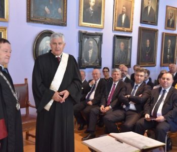 Studenti traže smjenu zagrebačkog rektora Borasa, a on tvrdi da se bave politikom. Kada on dodjeljuje počasni doktorat političaru Čoviću – to je OK