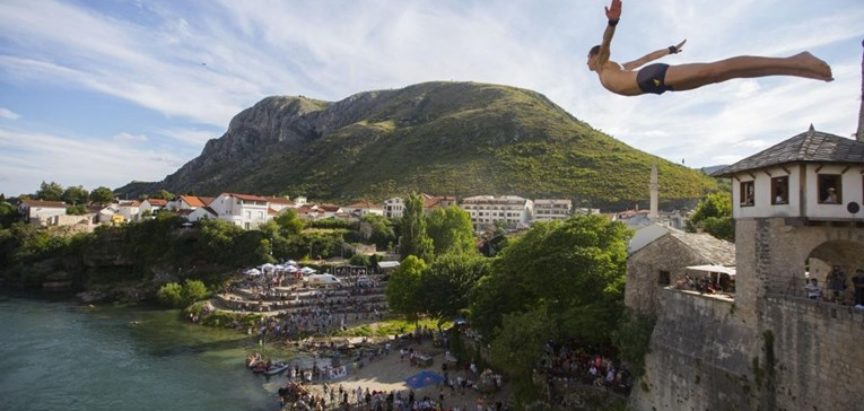Održani 454. tradicionalni skokovi sa Starog mosta u Mostaru, pogledajte fotografije