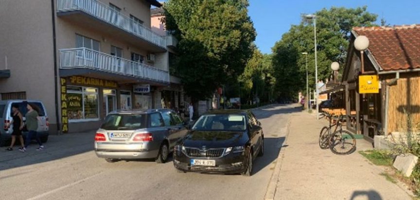 Ministrica u znak prosvjeda zbog svadbi automobil parkirala nasred ceste u Livnu