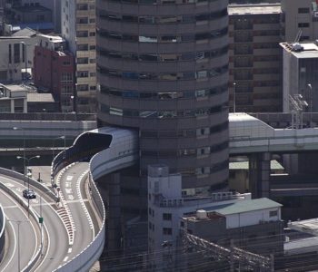 Prometnica na zanimljivom mjestu: Kad autocesta prolazi kroz neboder!