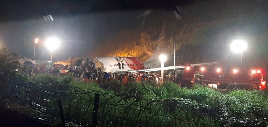 STRAVIČNA NESREĆA: Avion promašio pistu i prepolovio se, najmanje 14 poginulih