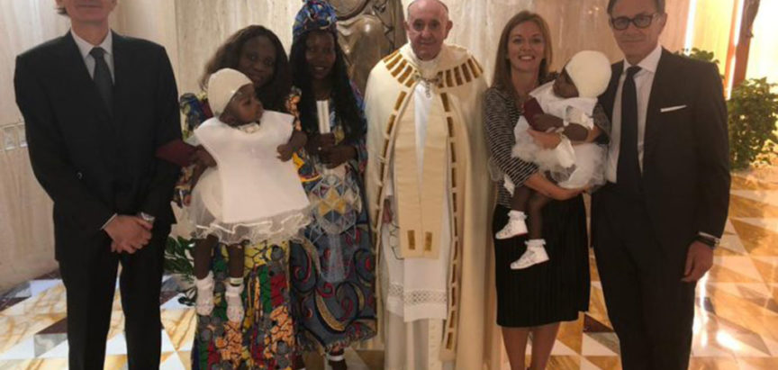 Papa Franjo krstio djevojčice rođene sa spojenim lubanjama