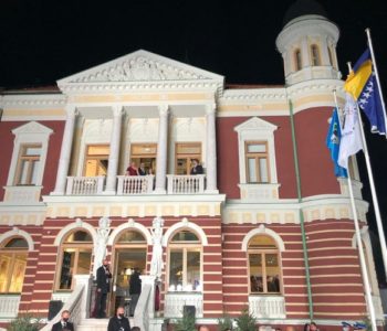 MULTIETIČNOST U nacionaliziranoj kući posljednjeg premijera NDH, princ Albert od Monaka otvorio obnovljeni Olimpijski muzej Sarajevo, a učenici Bošnjačke gimnazije izvjesili su zastave