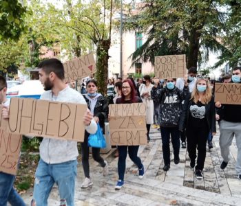 Mirni prosvjed studenata u Mostaru – “Tražimo svoja prava, a njih zanimaju samo pare. Nema politike, politika je u Studentskom zboru i Rektoratu”