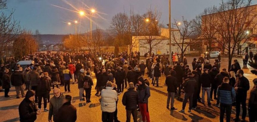 Vlada USŽ poziva Cikotića i Izetbegovića pred “Biru”, građani prosvjeduju ispred kampa