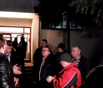Mještani blokirali vojarnu u Bradini: Nek ih vode Bakiru, Čoviću, Dodiku i ostalima