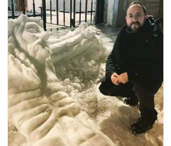 Svećenik izradio nevjerojatno divovsko raspelo od snijega