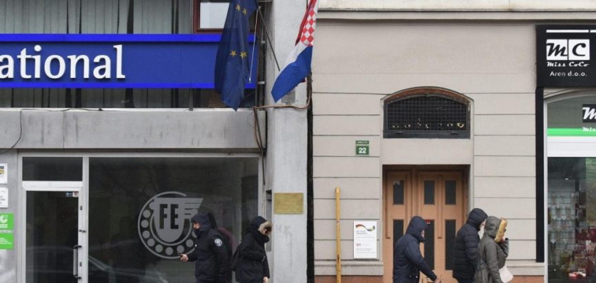 Sa zgrade hrvatskog veleposlanstva u Sarajevu otrgnuta zastava EU, hrvatska ostala netaknuta