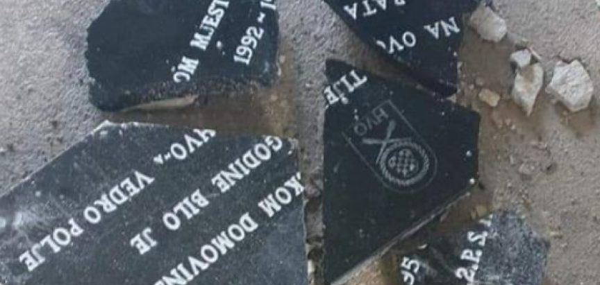 U Bihaću uništena spomen ploča poginulim pripadnicima HVO-a Bihać i zapaljena spomen soba