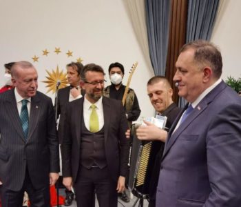 HRVATSKI MEDIJI U NEVJERICI: Reakcije na Dodikovo guranje novčanica od 100 eura harmonikašima na Erdoganovom razularenom tulumu