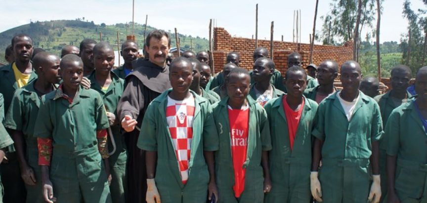 Donacijama Hrvata fra Ivica Perić u Ruandi gradi selo kakvim bi se dičili i u Europi