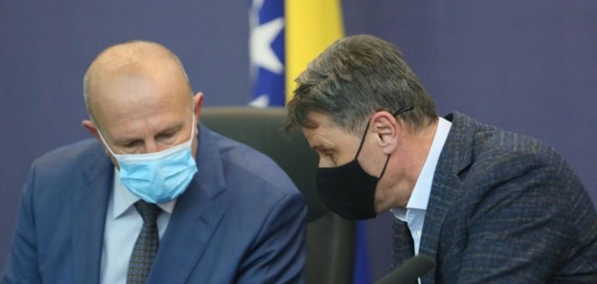 Premijer Novalić, prvooptuženi u aferi ‘Respiratori’, od Pehara traži potpisivanje ugovora s dobavljačima bez kompletne dokumentacije i prijeti mu smjenom