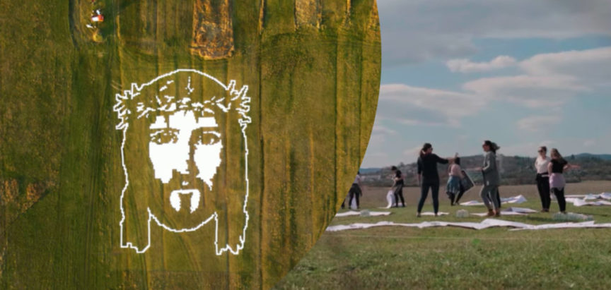 Akademske slikarice izradile Isusov lik od papira dimenzija 70×50 metara