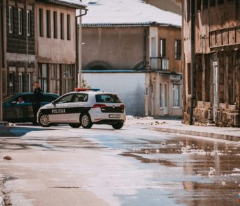 POLICIJSKO IZVJEŠĆE: Zapaljena zastava BiH, fizički napad na muškarca i bespravna sječa šume