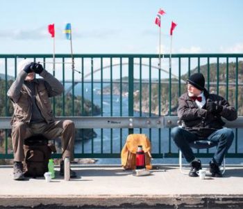 Blizanci se zbog pandemije ne mogu posjećivati: Susreti na mostu, svatko sjedi sa svoje strane granice