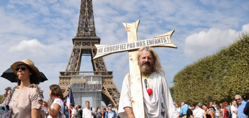 U Francuskoj protiv zdravstvenih covid potvrda prosvjedovalo 140 tisuća ljudi