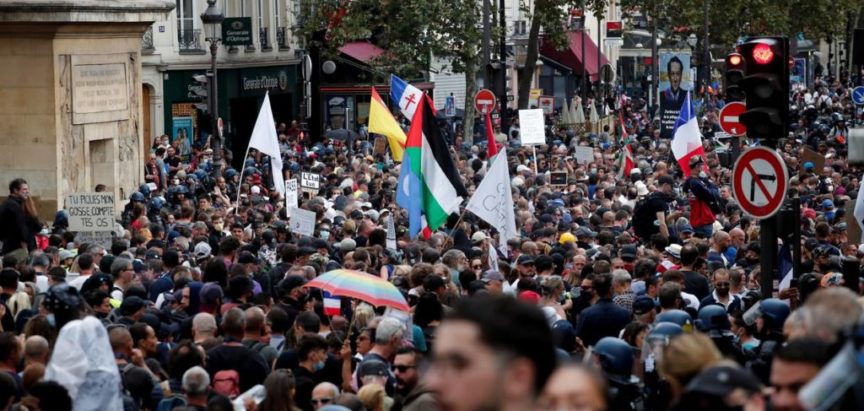 Novi prosvjedi u Francuskoj, došlo 80.000 ljudi: ‘Dobro došli u Kontrolistan. Slava našem vođi Macronescuu‘