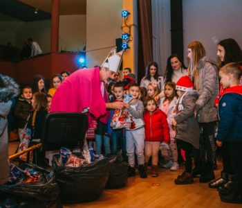 Sveti Nikola razveselio mališane u Domu kulture