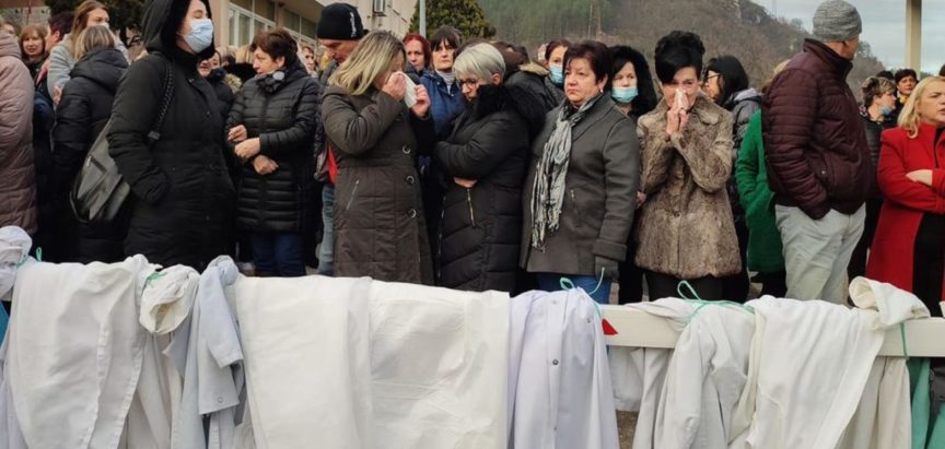 KONJIC: Zdravstveni radnici objesili bijele kute ispred bolnice