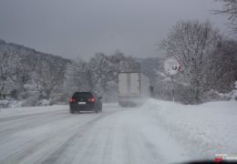 STANJE NA CESTAMA: Zbog snijega koji je padao tijekom noći otežano se prometuje na više puteva