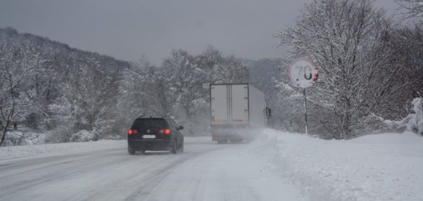 STANJE NA CESTAMA: Zbog snijega koji je padao tijekom noći otežano se prometuje na više puteva