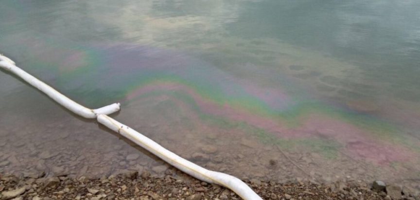 Jablaničkom jezeru prijeti ekološka katastrofa nakon sudara dviju cisterni i izlijevanja nafte