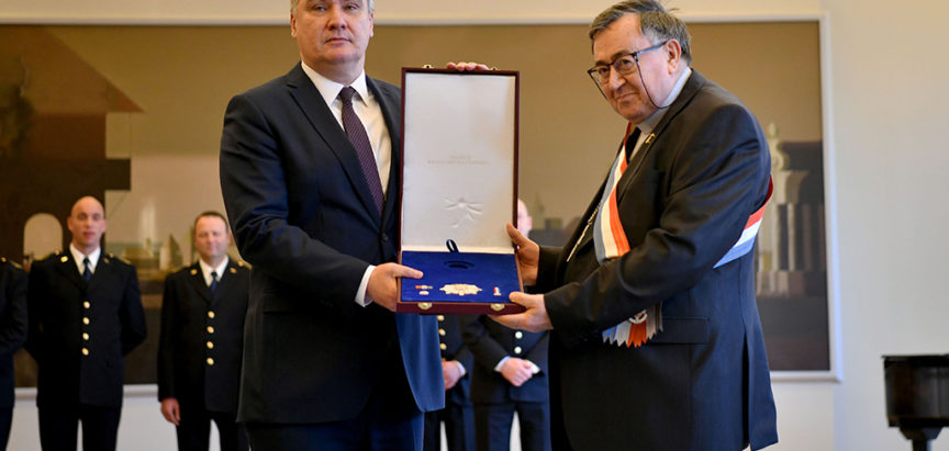 Predsjednik Hrvatske Zoran Milanović odlikovao kardinala Puljića