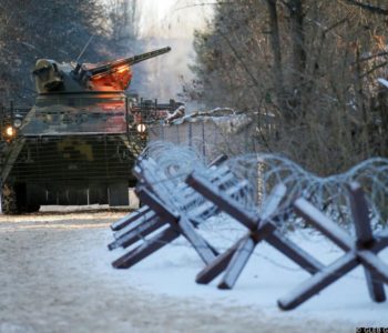 UZNEMIRUJUĆI SNIMAK: Vozač u Kijevu preživio nalet ruskog oklopnog vozila